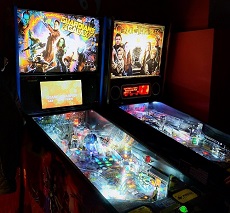 Zwei Pinball-Maschinen im Cobra Club